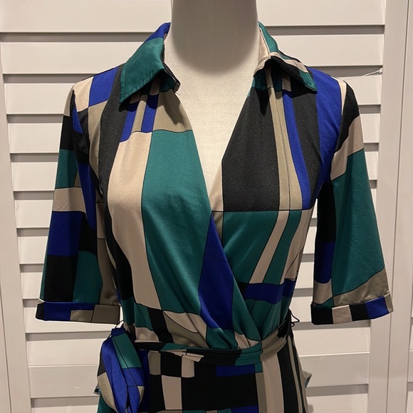 Oui Collection MIDI V-Neck MIDI Dress in an asymmetrical Print with Belt. - Picture 2 of 12